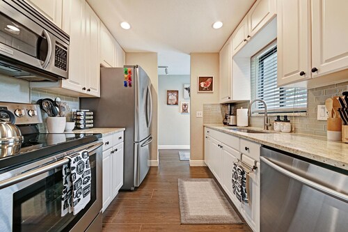 Full Home w/ Heated Salt Water Pool/Mini Golf, Private/Clean, Iconic location!