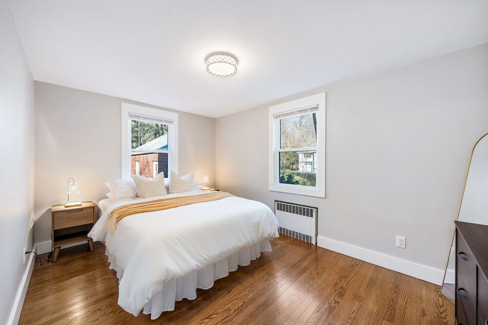 Spacious 4bd2ba with fireplace that's pet friendly & by a lake. Commute