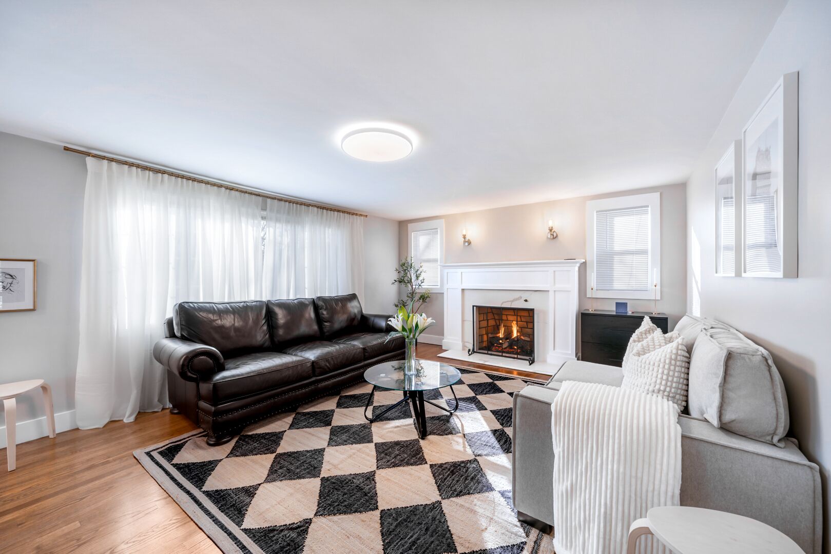 Spacious 4bd2ba with fireplace that's pet friendly & by a lake. Commute to NYC!