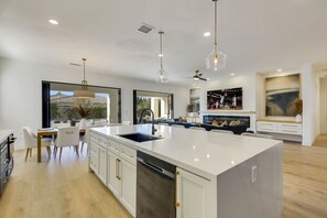 Interior - Santana: Pool, Spa, BBQ, Fire Pit, Cabanas, Games! (Indio)