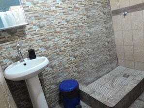 Kamar Quadruple Basic, Beberapa Tempat Tidur | Kamar mandi | Shower, pancuran hujan,  dan handuk