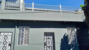 Un edificio con un letrero que dice "HOSTAL VENEZUELA".