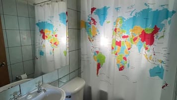 Toalhas de banho, sabonete, papel higiênico