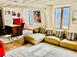 电视、壁炉、书