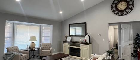 TV connectée, cheminée, livres