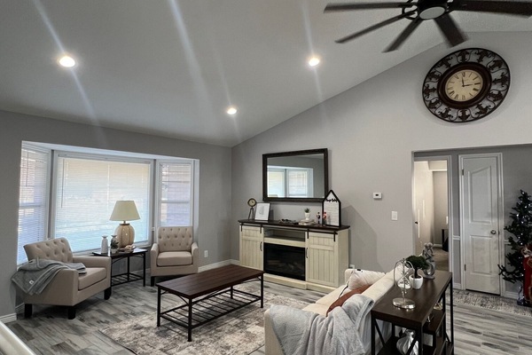 Televisor intel·ligent, llar de foc i llibres