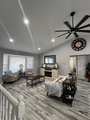 Smart-tv, een open haard en boeken