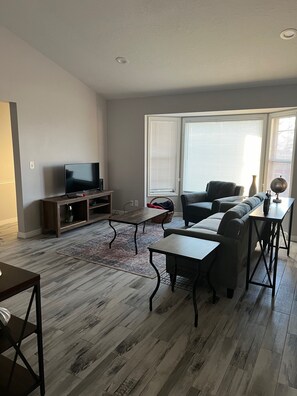 Smart-tv, een open haard en boeken