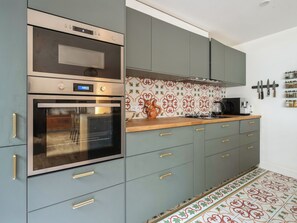Kühlschrank, Mikrowelle, Ofen, Geschirrspüler