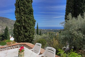 Outdoor dining - 4 bedrooms, sea views, and pure relaxation in Frigiliana. (Frigiliana)
