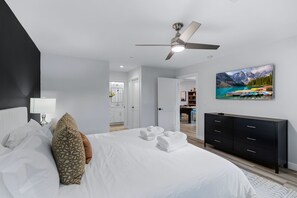 5 bedrooms, iron/ironing board, free WiFi, bed sheets - Closest Walk to Entertainment District (Scottsdale)