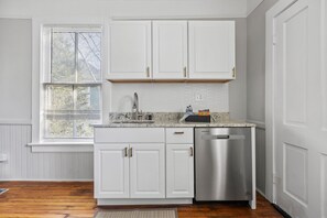 Fridge, microwave, stovetop, dishwasher