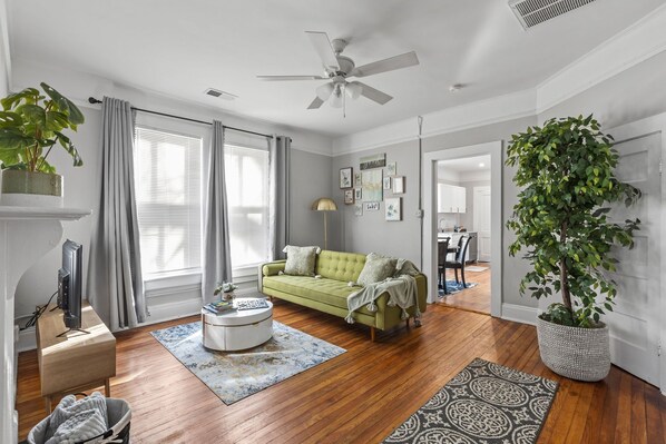 TV - 1 Bed Luxury Downtown Columbia (Elmwood Park) (Columbia)