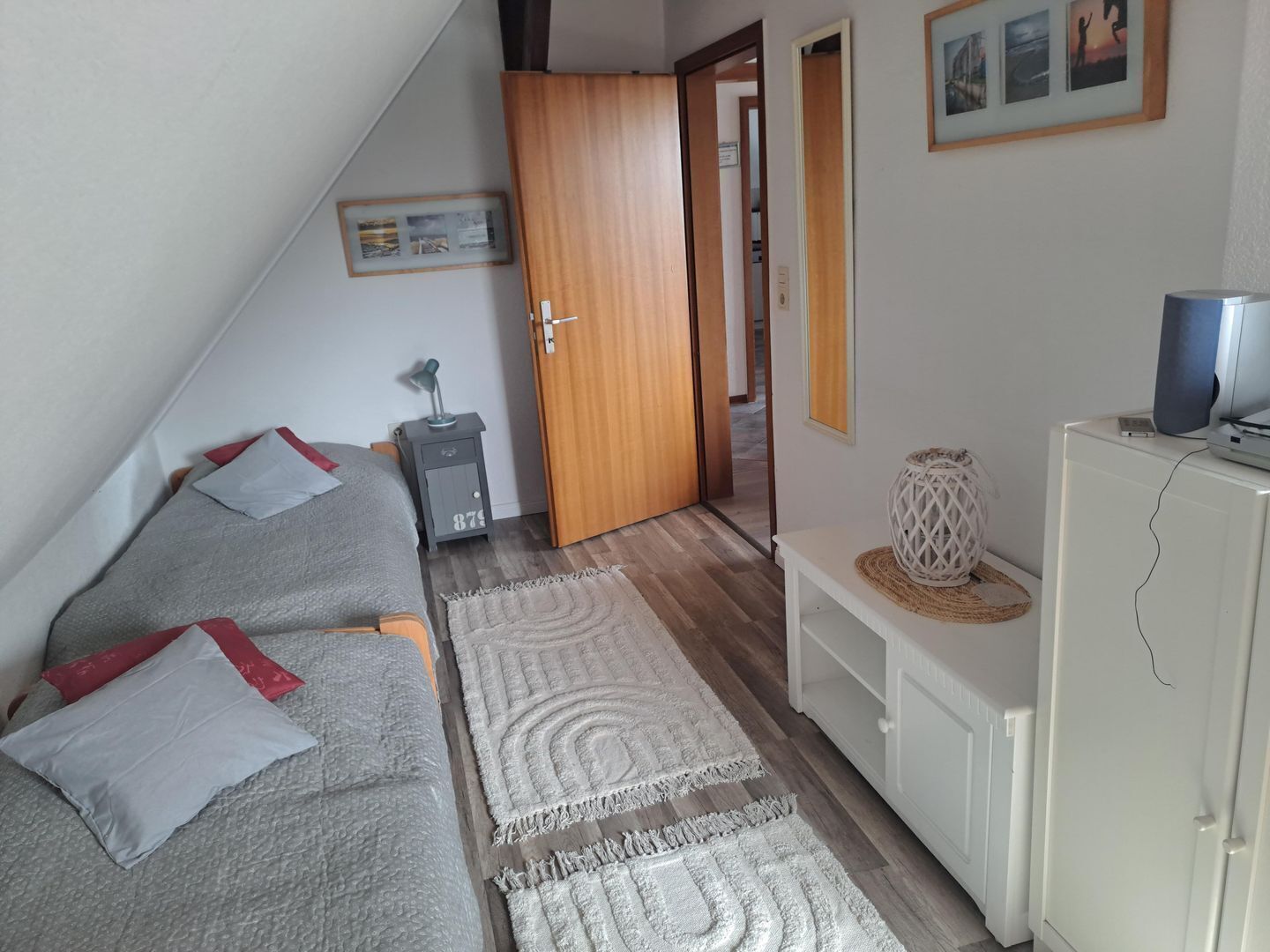 2 bedrooms, desk, WiFi