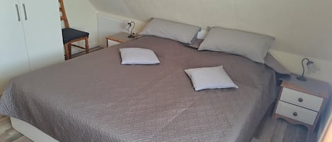 2 bedrooms, desk, WiFi