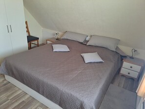 2 bedrooms, desk, WiFi
