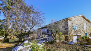 A stone building with a balcony, surrounded by trees and rocks. - Lovely home in Aubenas (Aubenas)