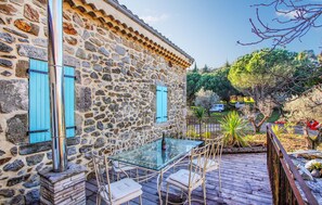 Outdoor dining - Lovely home in Aubenas (Aubenas)