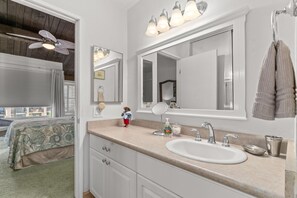 Regadera, secadora de cabello, toallas 