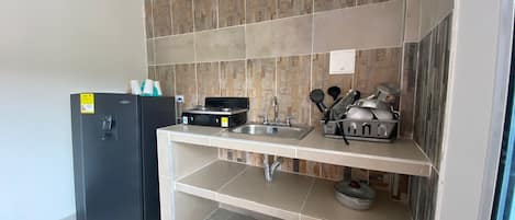 Fridge, cookware/dishes/utensils, lobster pot