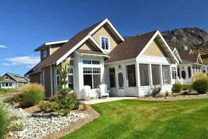 Exterior - Location Cottage - close to pools! 111 (Osoyoos)