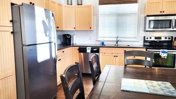 Kylskåp, mikrovågsugn, ugn och spishäll