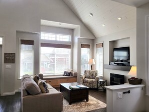 Smart TV, fireplace - Location Cottage - close to pools! 111 (Osoyoos)