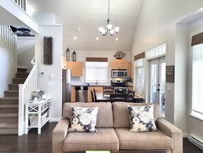 Smart TV, fireplace - Location Cottage - close to pools! 111 (Osoyoos)