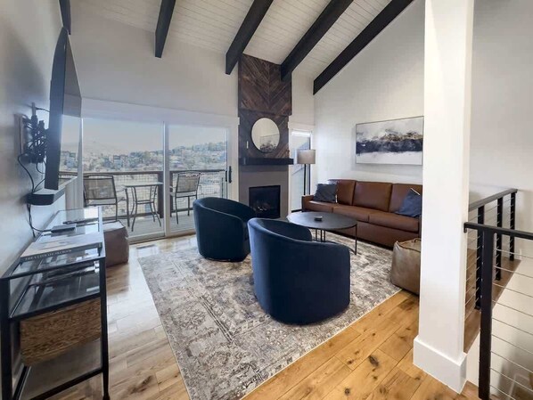 TV, fireplace