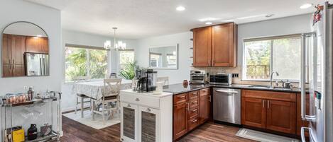 冷蔵庫、電子レンジ、調理器具と食器、ダイニングテーブル