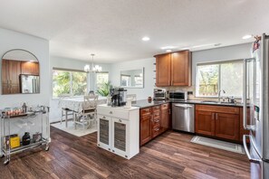 Refrigerador, microondas, utensilios de cocina y comedor 