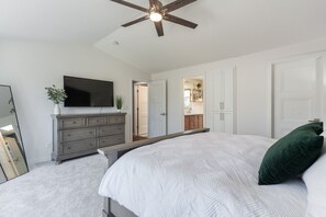 2 bedrooms, desk, iron/ironing board, WiFi
