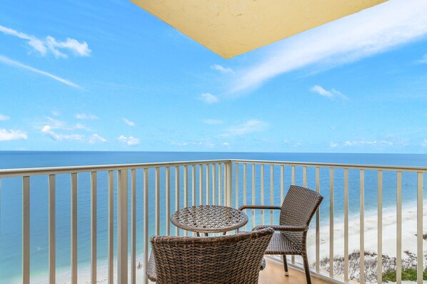 Property grounds - Beachfront & Heated Pool Paradise! Gulf Views (Fort Myers Beach)