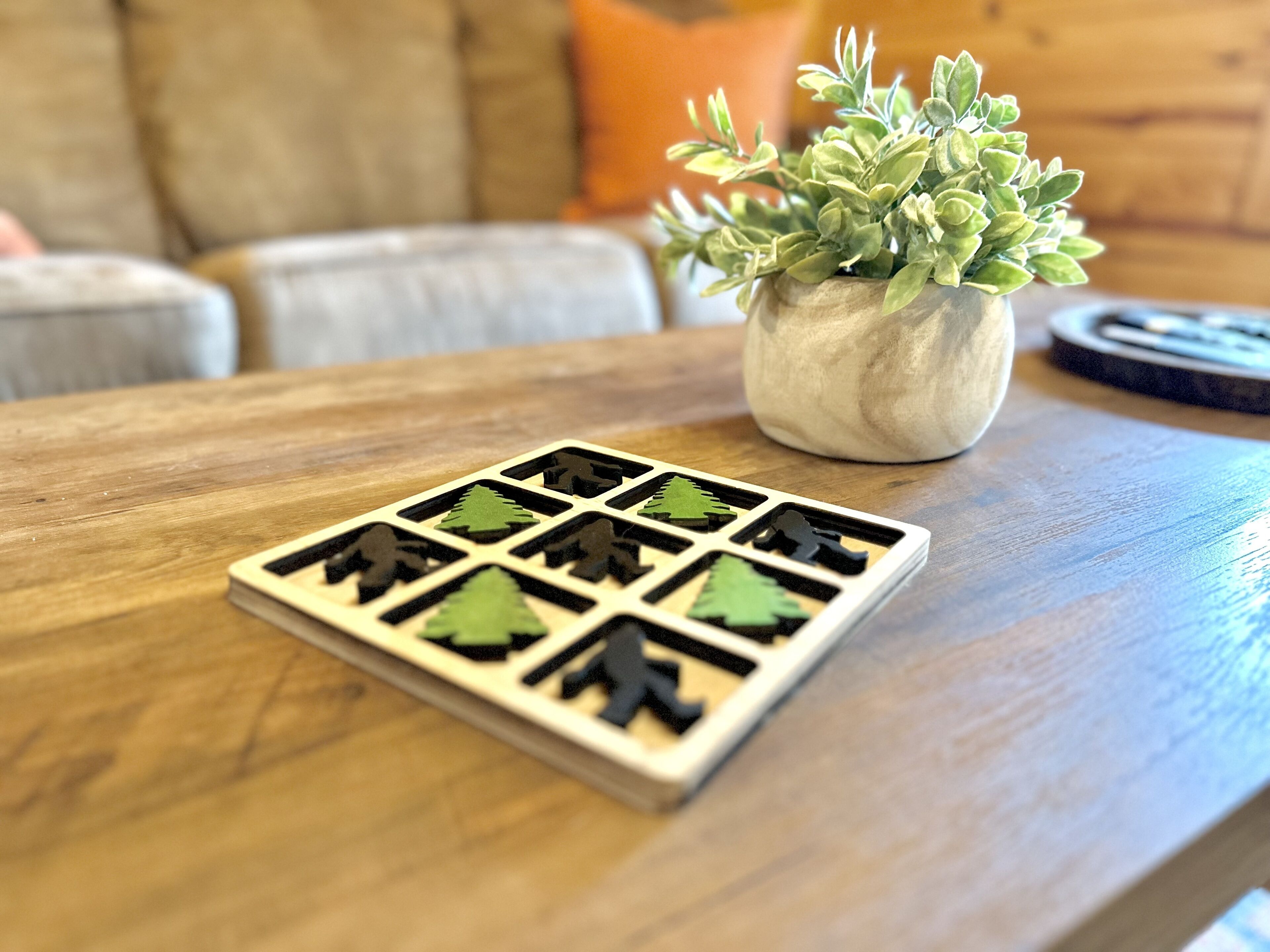 Uma mesa de madeira com um corte decorativo em forma de árvores.