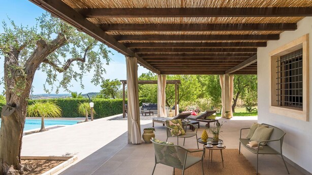 An outdoor patio with a pool, covered seating, and a view of the landscape. - Wonderful private villa for 4 guests with WIFI, private pool, A/C, TV, terrace and panoramic view (Noto)