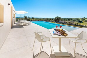 Outdoor dining - Stunning private villa for 4 guests with private pool, A/C, WIFI, TV, terrace and panoramic view (Rosolini)