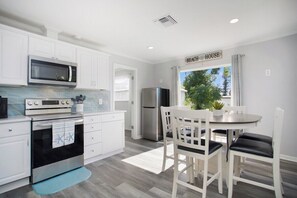 ثلاجة، ميكروويف، فرن، موقد طهي مسطح