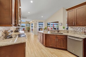 Fridge, microwave, oven, stovetop - LAKE LIVING! BREATHTAKING VIEW! - Kayaks and Heated Pool - Villa Lake Life - Roelens (Cape Coral)