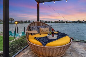 Outdoor dining - LAKE LIVING! BREATHTAKING VIEW! - Kayaks and Heated Pool - Villa Lake Life - Roelens (Cape Coral)