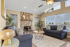 TV, fireplace - LAKE LIVING! BREATHTAKING VIEW! - Kayaks and Heated Pool - Villa Lake Life - Roelens (Cape Coral)