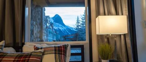 1 bedroom, desk, travel crib, WiFi