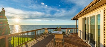 Lakefront cottage with amazing views