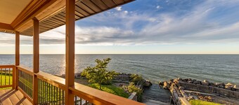 Lakefront cottage with amazing views