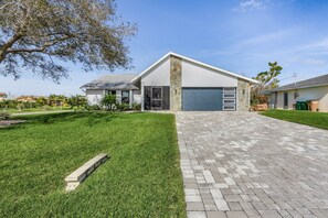 Exterior - Anchors Away - Pool with Spa - Garage Game Room (Cape Coral)