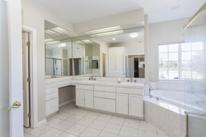 Bañera de hidromasaje, secador de pelo, toallas y jabón