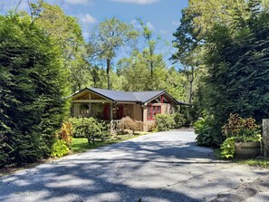 Exterior - Charming 2BR home with peaceful views, steps from downtown Highlands. (Highlands)