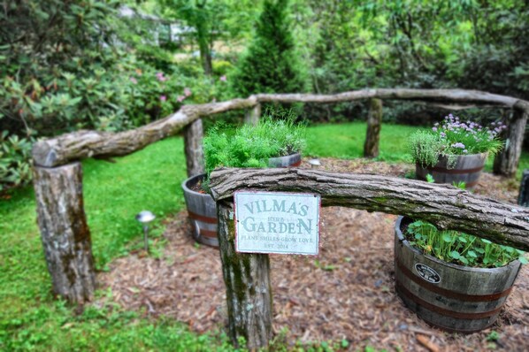 Property grounds - Charming 2BR home with peaceful views, steps from downtown Highlands. (Highlands)