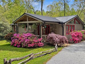 Exterior - Charming 2BR home with peaceful views, steps from downtown Highlands. (Highlands)