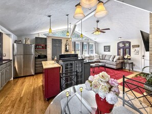 Interior - Charming 2BR home with peaceful views, steps from downtown Highlands. (Highlands)