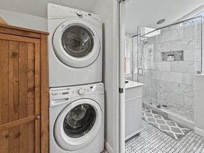Shower, hair dryer, towels - Charming 2BR home with peaceful views, steps from downtown Highlands. (Highlands)